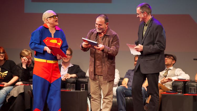 Superfrau Hella von Sinnen und Co-Moderator Christian Gasser (r.) mit Lebenswerk-Preisträger Mattotti,