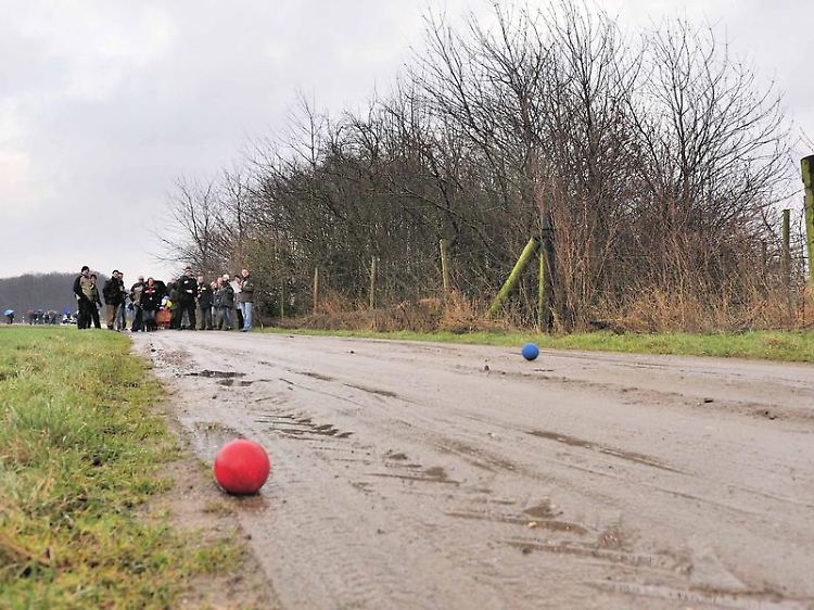 Wer beim Boßeln die Kugel am weitesten wirft, kann sich der Sympathien seines Teams sicher sein.