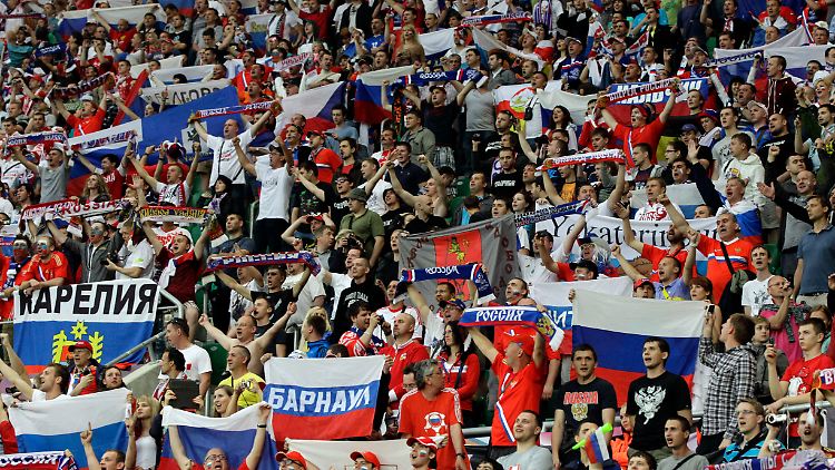 Die russischen Fans feiern dene rsten Gruppensieg.