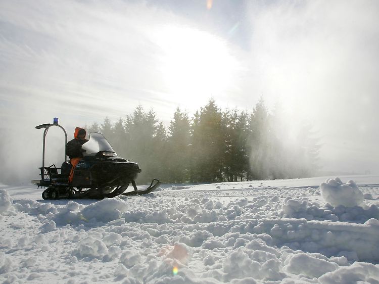 Pistenfahrzeug auf einer Skipiste im Winterberger Stadtteil Neuastenberg.