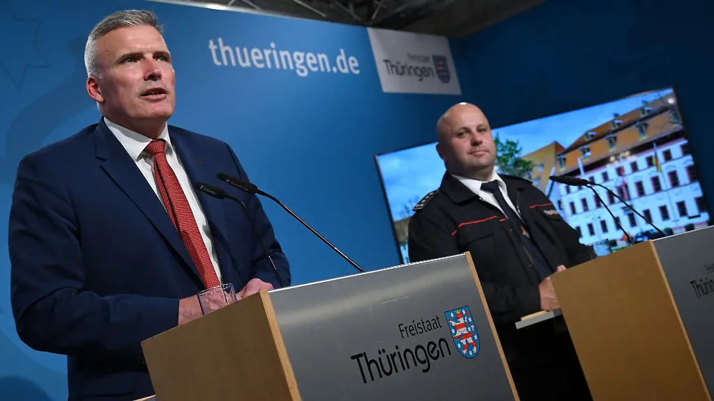 Innenstaatssekretaer-Andreas-Bausewein-und-Kreisbbrandinspektor-Christian-Patze-lobten-den-Einsatz-der-Brandbekaempfer