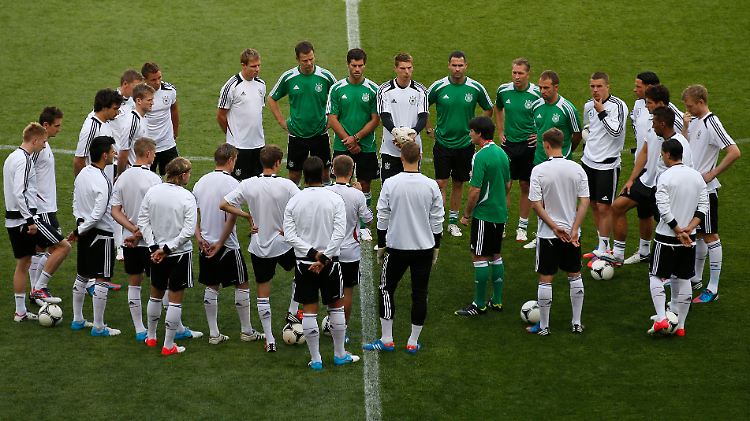 Umzingelt von seinen 23 Auserwählten: Bundestrainer Löw.