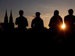 "In den Blick nehmen": Karin Prien sieht Gefahr in "abgehängten" jungen Männern