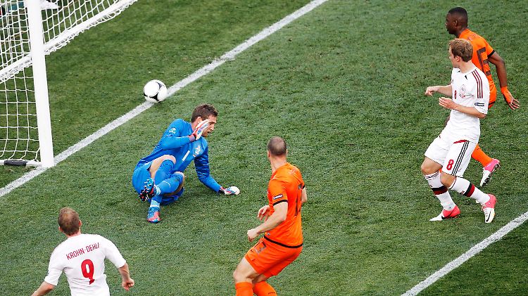 Der Ball rollt über die Linie ins eigene Tor, Hollands Torwart ist geschlagen.