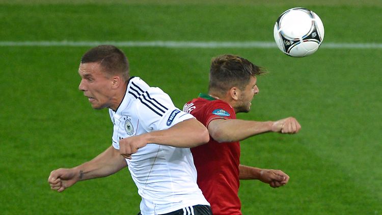 Hartes Stück Arbeit: Lukas Podolski im Duell mit Miguel Veloso.