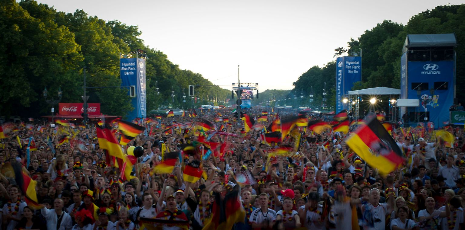 Alles war gerichtet für ein Fußballfest, in Deutschland und im ukrainischen Lemberg, wo die deutsche Nationalmannschaft in die Europameisterschaft 2012 startete.