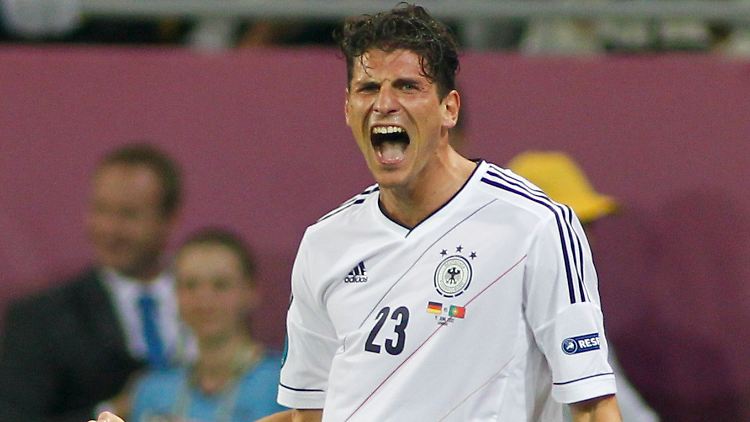 Gomez köpft und trifft.