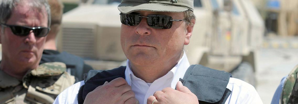 Dirk Niebel will den Teppich jetzt nachverzollen.