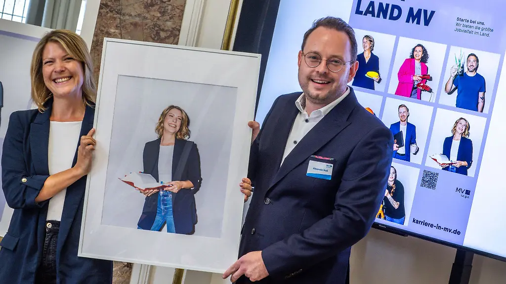 Beispiele-die-Schule-machen-sollen-Mitarbeiterinnen-und-Mitarbeiter-der-Landesverwaltung-MV-werben-fuer-eine-Mitarbeit-im-Team-Land-MV