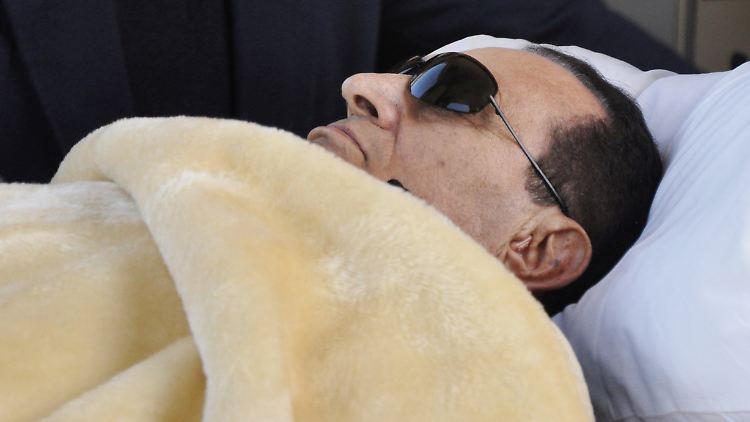 So sah man Husni Mubarak seit einem Jahr: Auf einer Liege und mit Sonnenbrille ließ er den Prozess über sich ergehen.