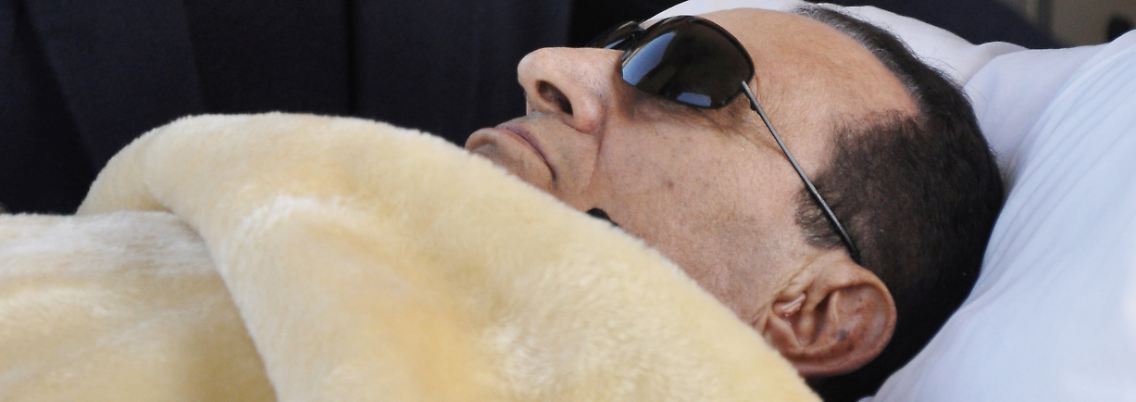 So sah man Husni Mubarak seit einem Jahr: Auf einer Liege und mit Sonnenbrille ließ er den Prozess über sich ergehen.