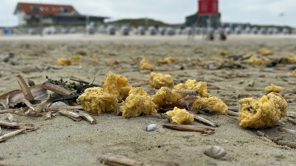 Im-Mai-wurden-schon-einmal-wachsartige-Klumpen-am-Strand-von-Norderney-angespuelt