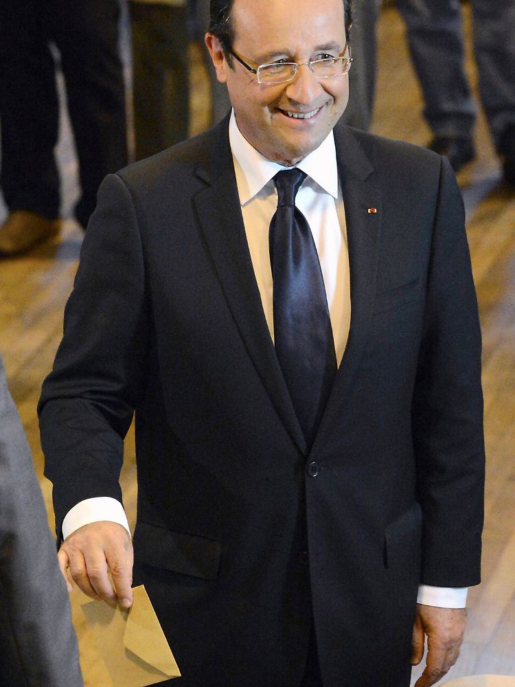 Hollandes Vorgänger Mitterand schaffte es in 14 Jahren Regierungszeit nicht, ein sozialistisches Parlament hinter sich zu haben.