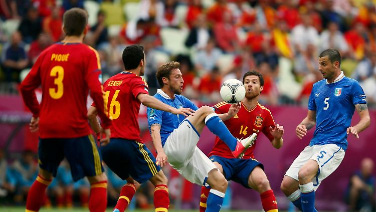 Kaum Platz für Entfaltung: Die Italiener stellten die Spanier gut zu.