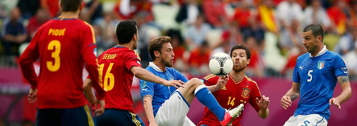 Kaum Platz für Entfaltung: Die Italiener stellten die Spanier gut zu.