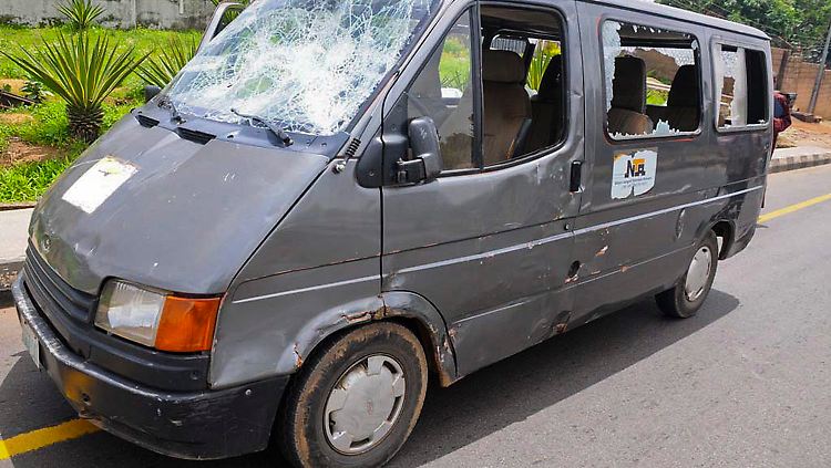 Durch die Explosion wurde nicht nur die Kirche zerstört, sondern auch mehrere Autos.
