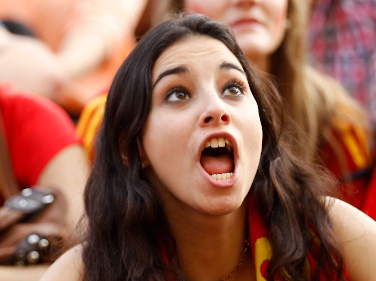 Notkredit über bis zu 100 Mrd. Euro: Während das Land mit seinen Banken unter den Rettungsschirm schlüpft, hat dieser Fan der spanischen Mannschaft nur Augen für den Fussball.