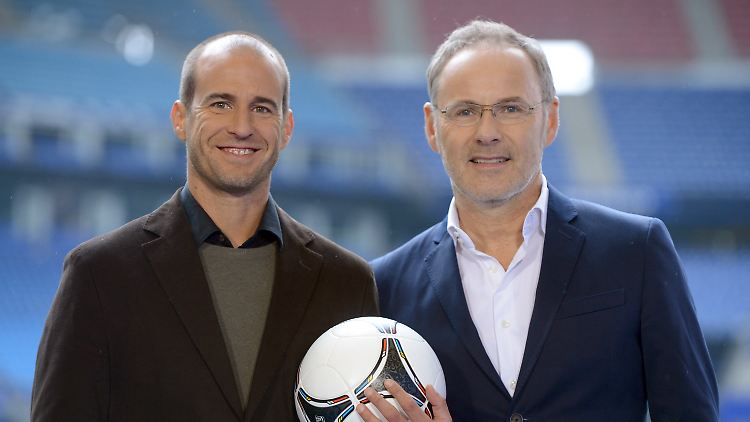 Mehmet Scholl ist für die ARD der Fußball-Experte. Er unterstützt Moderator Reinhold Beckman.