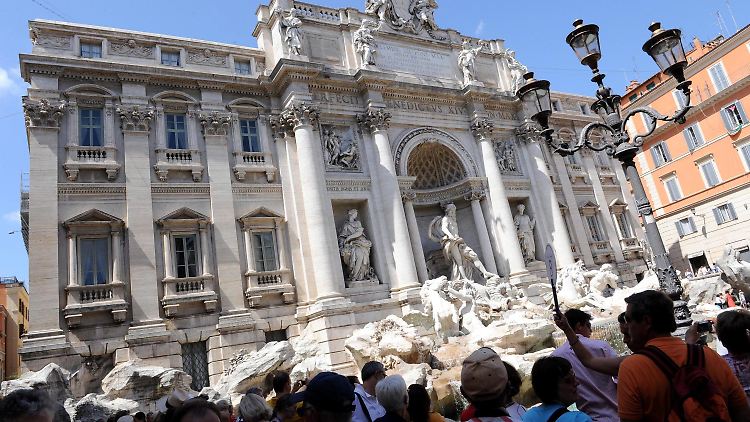 Immer von Touristen umlagert: der Trevi-Brunnen in Rom.
