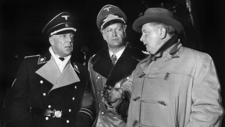 Victor de Kowa als SS-Gruppenführer Schmidt-Lausitz, Curd Jürgens als General Harras und Regisseur Helmut Käutner (v.l.n.r.) bei den Dreharbeiten zu dem Film "Des Teufels General" im November 1954 in Hamburg.