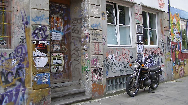 Hat das Motorrad längere Zeit auf der Straße gestanden, dann hat ihm die Witterung wohl kräftig zugesetzt.