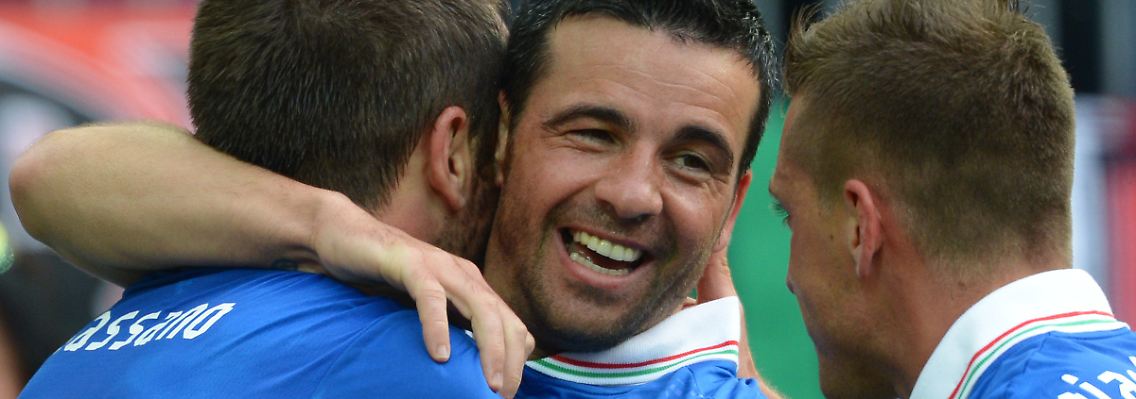 Antonio di Natale (M.) jubelt mit Antonio Cassano (l.) und Emanuele Giaccherini.