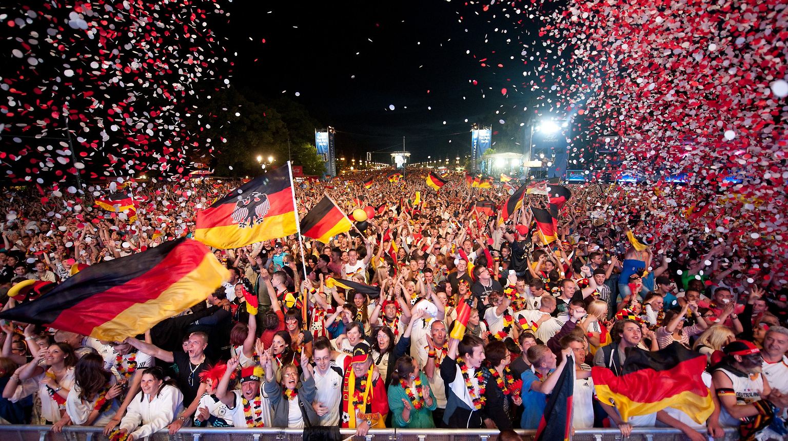 Wie bereits in den Jahren zuvor, ist auch bei diesem Fußball-Turnier die Fan-Meile in Berlin bestens besucht. 400.000 Menschen versammelten sich vor dem Brandenburger Tor und verfolgten den 1:0-Auftaktsieg der deutschen Elf.