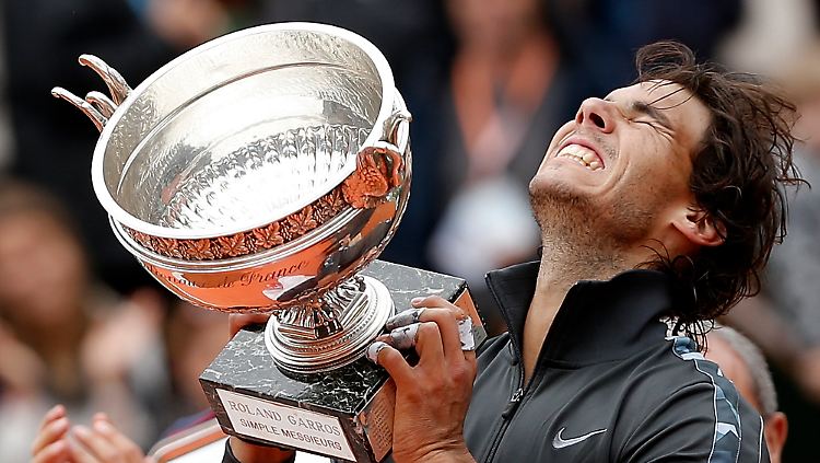 Was aussieht wie Schmerz ist Freude: Rafael Nadal stemmt die Siegestrophäe in die Höhe.