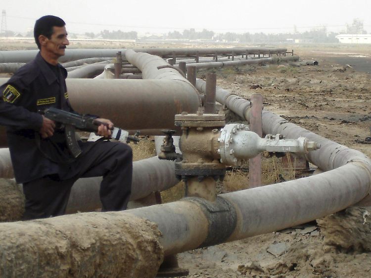 Wache an einer irakischen Pipeline.