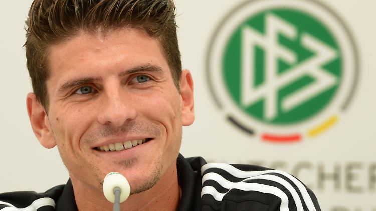 Mario Gomez präsentiert sich locker und gelöst auf der PK in Danzig.