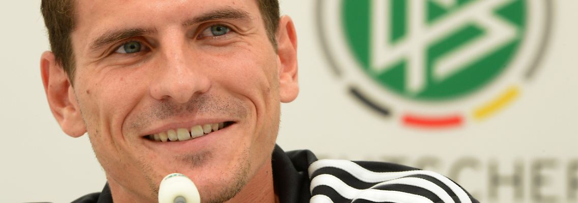 Mario Gomez präsentiert sich locker und gelöst auf der PK in Danzig.