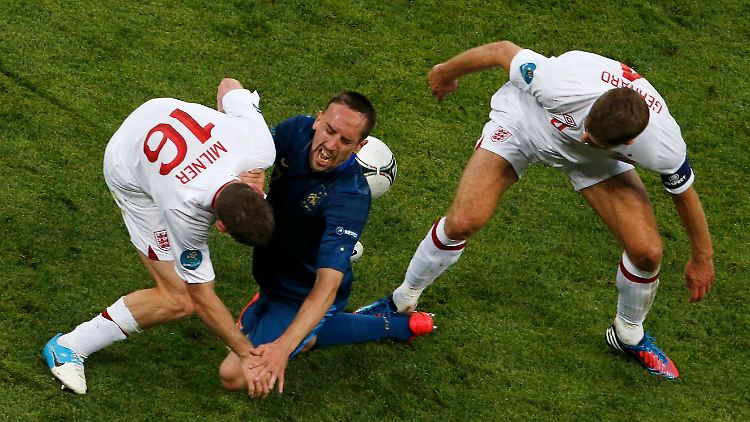 Franck Ribery (M.) im Kampf mit den Engländern Steven Gerrard (r.) und James Milner.