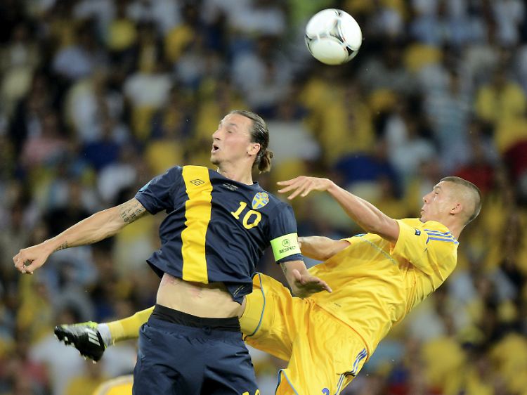 Ibrahimovic, der die schwedische Führung geschossen hatte, im Zweikampf mit Jewhen Chatscheridi.