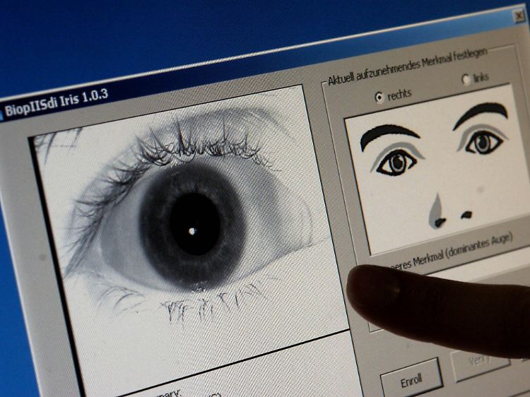 Mit einem Biometrie-Gerät können die Abstände im Gesicht genau ermittelt werden.