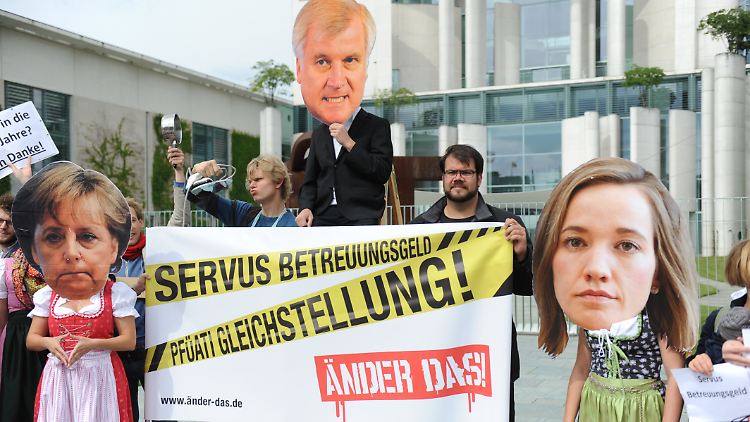 In der Gesellschaft hält der Widerstand gegen die "Herdprämie" an.