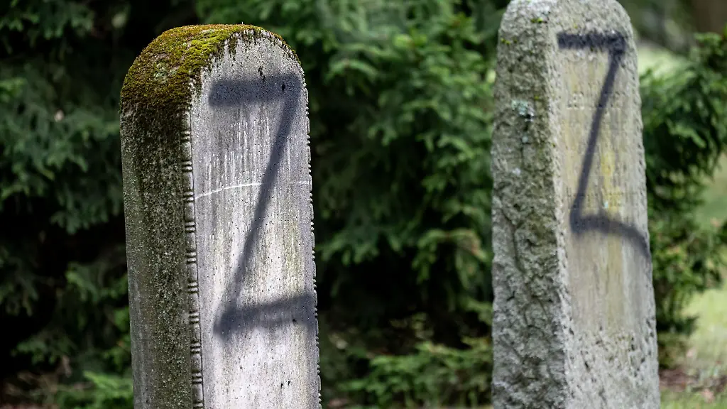 Auf-dem-Friedhof-an-der-Gudrunstrasse-haben-Unbekannte-mehr-als-100-Grabsteine-beschmiert