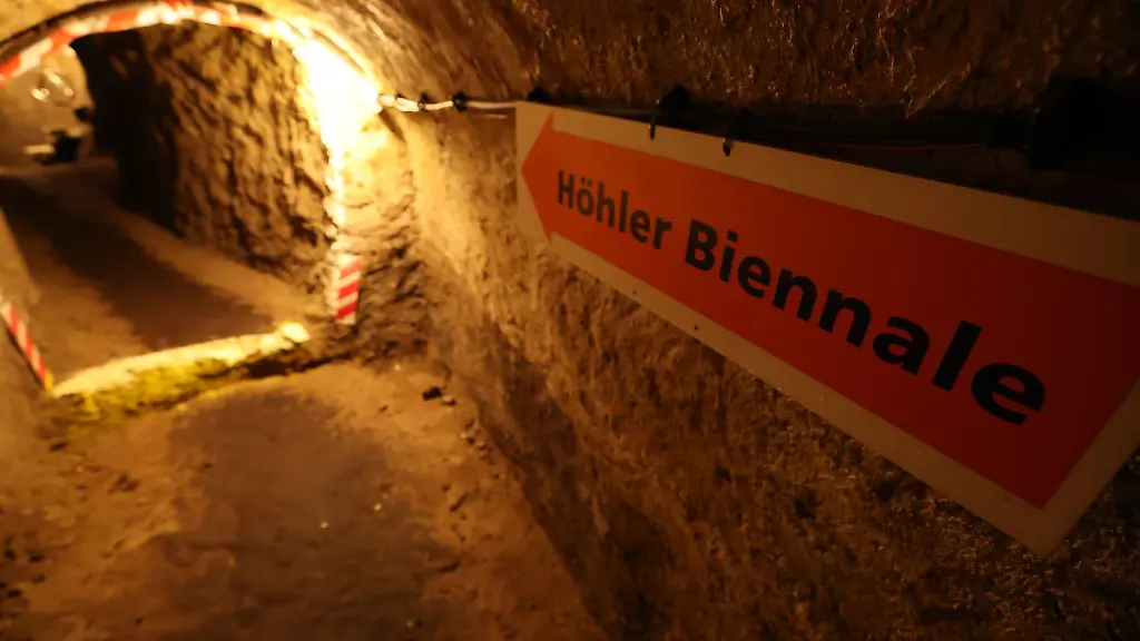 Die-Hoehler-Biennale-setzt-in-der-Regel-auf-Installationskunst-die-auf-die-besonderen-Ausstellungsraeume-in-den-ehemaligen-Bierlagerstaetten-unter-der-Altstadt-Geras-angepasst-ist