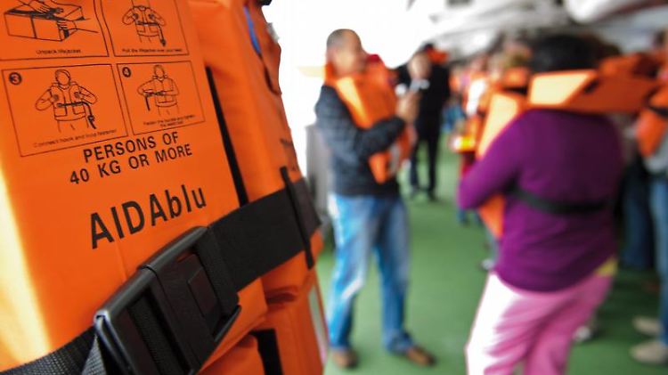 Die Sicherheitsübungen werden von den Passagieren aufmerksam verfolgt, das war nicht immer so