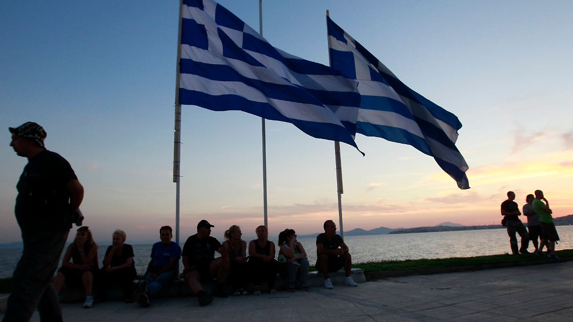 2012-06-11T195951Z_01_ATH11_RTRMDNP_3_GREECE-DAWN.JPG6388583531819809273.jpg