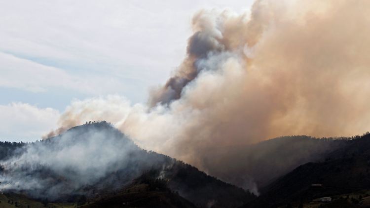 Hunderte Feuerwehrleute sind im Einsatz.