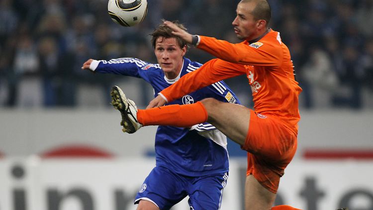 Benedikt Höwedes (l) und der Mainzer Elkin Soto in Aktion.