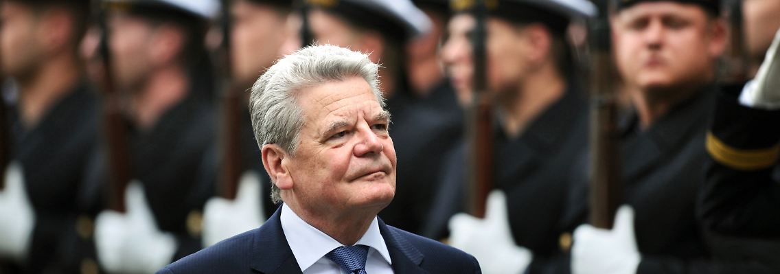 Gauck besucht die Bundeswehr in Hamburg.