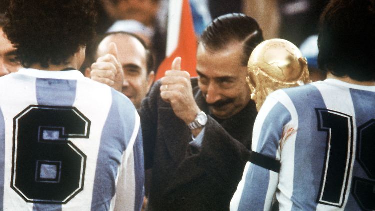 Der argentinische Junta-Chef, General Jorge Videla (M), freut sich 1978 über den WM-Pokal für sein Land.