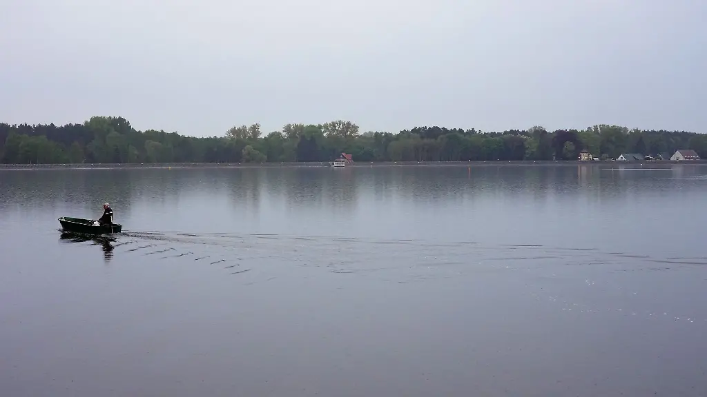 Ein-Angler-hat-das-Auto-in-den-See-fahren-sehen