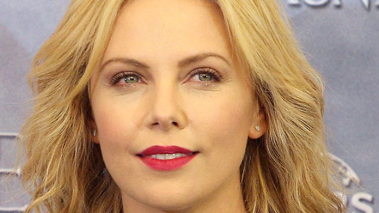 Hier noch mit Haarpracht: Charlize Theron im Mai.