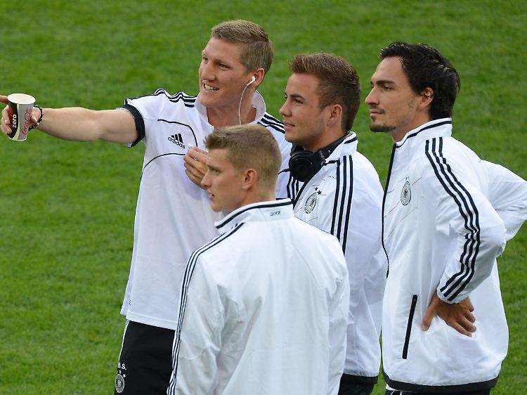 Mit einem Sieg gegen die Neiderlande könnten Schweinsteiger & Co. den Einzug ins Viertelfinale am Mittwoch schon klarmachen.