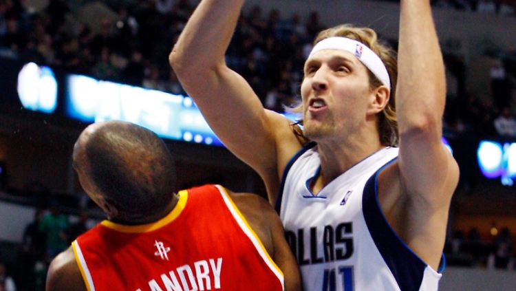 Nowitzki verletzte sich und Carl Landry bei einem Korbleger.