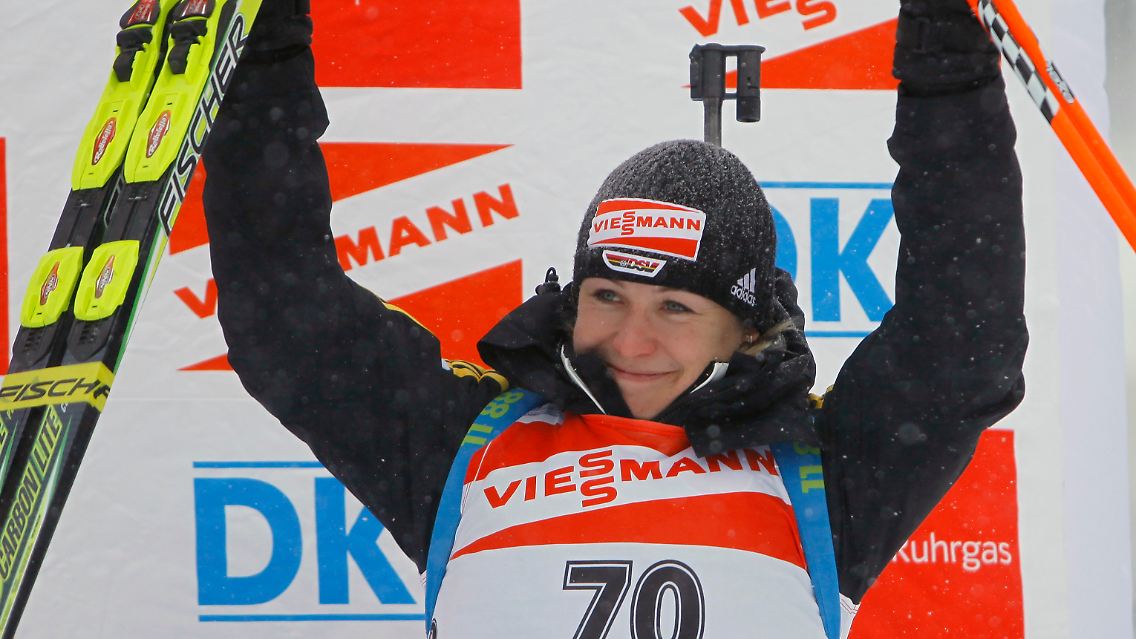 Magdalena Neuner freut sich über einen "super Tag".