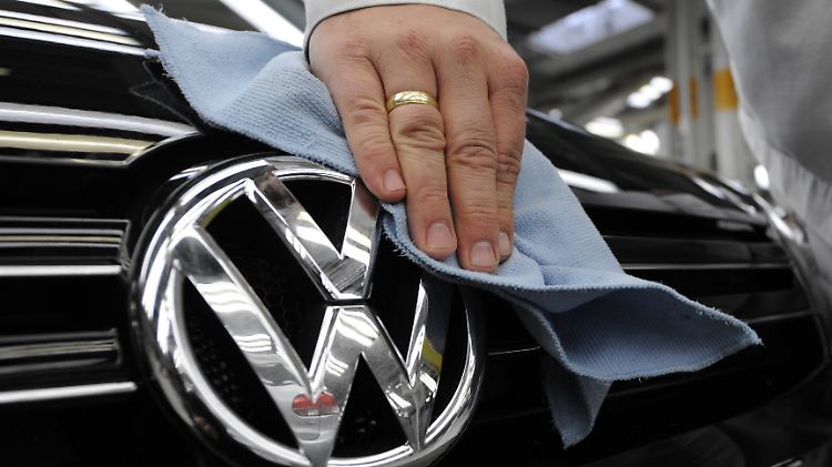 Die fetten Jahre sind erst mal vorbei: Bei Volkswagen bricht der Gewinn ein.