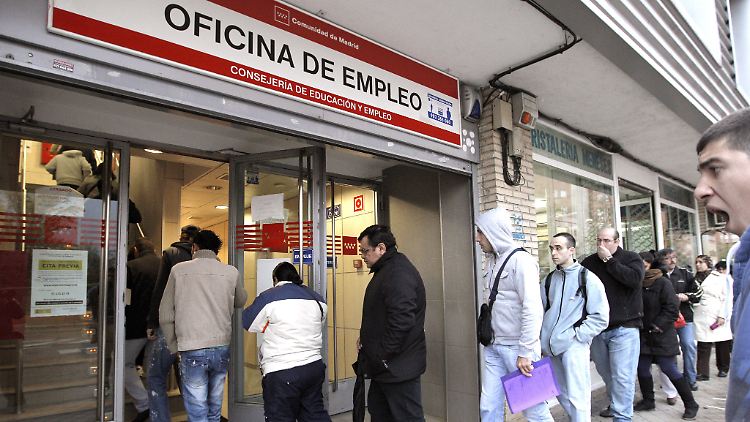 Vor einem Jobcenter in der spanischen Hauptstadt Madrid.